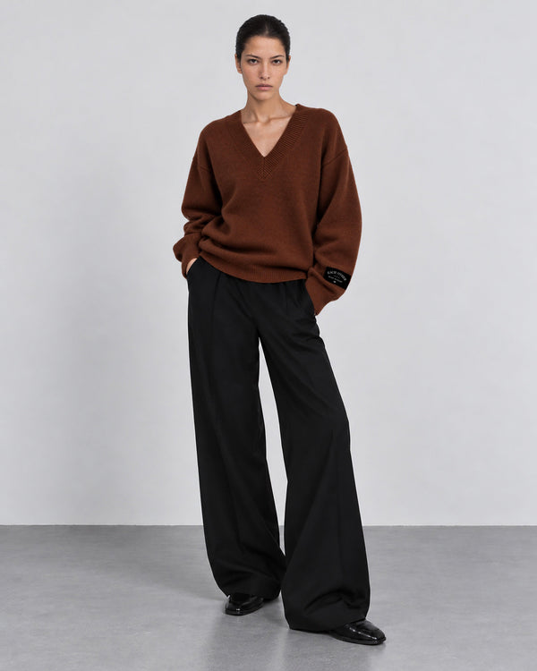 Sweter w serek z dzianiny o strukturze lewej strony – camel