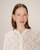 Blusa con vuelo crudo
