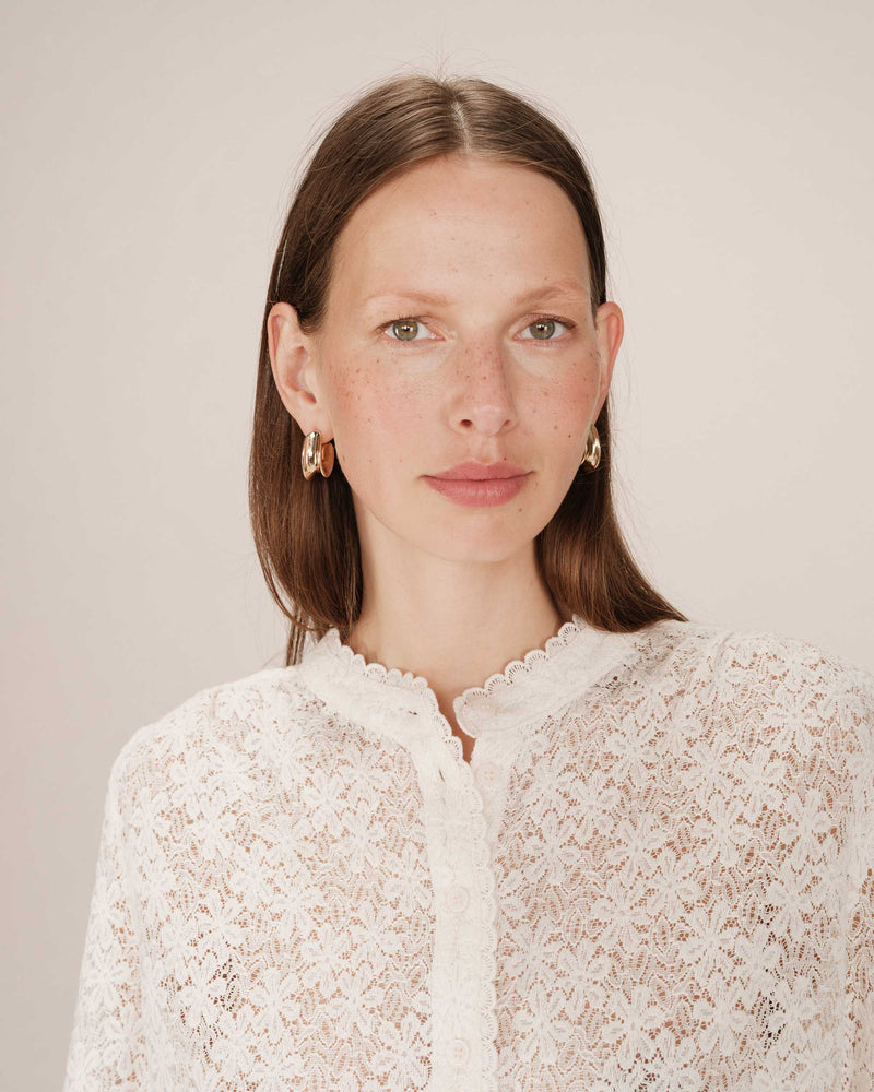 Blusa con vuelo crudo