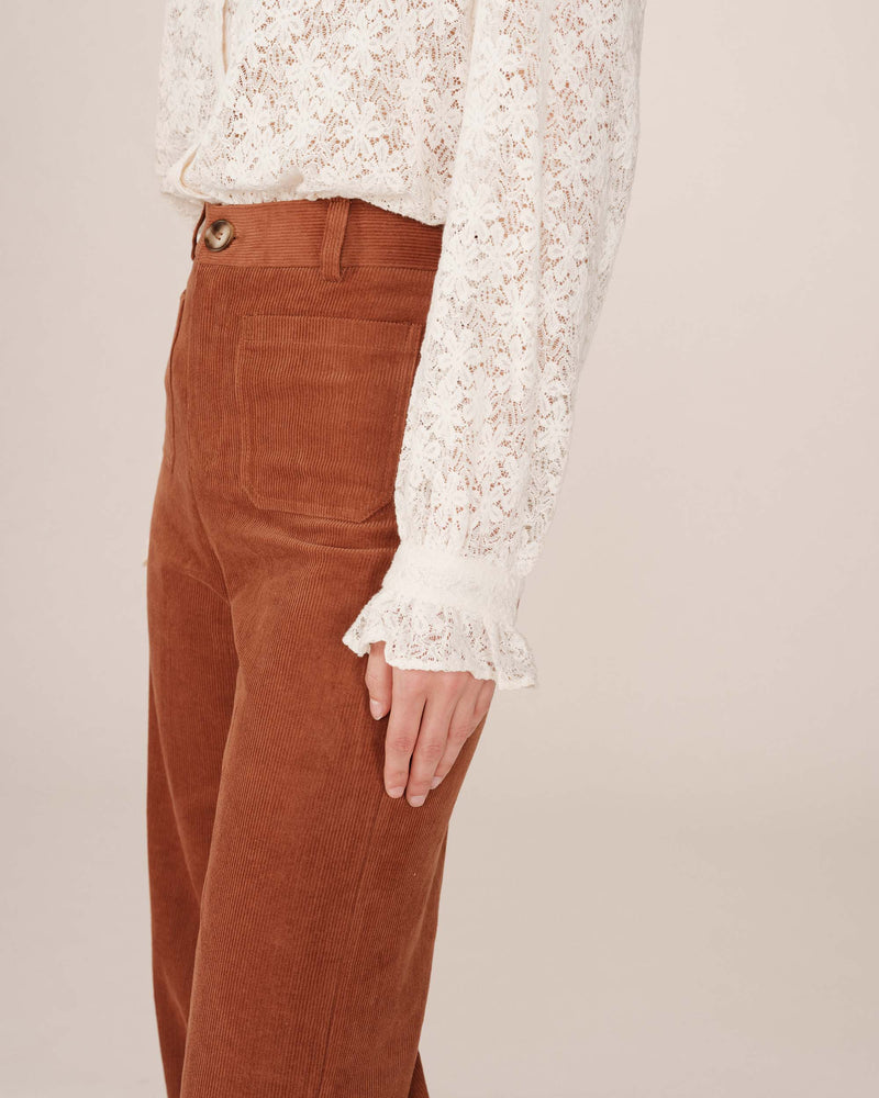 Blusa con vuelo crudo