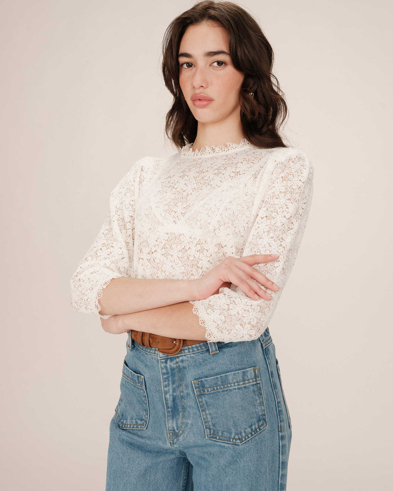Blusa Stella color crudo con cuello levantado