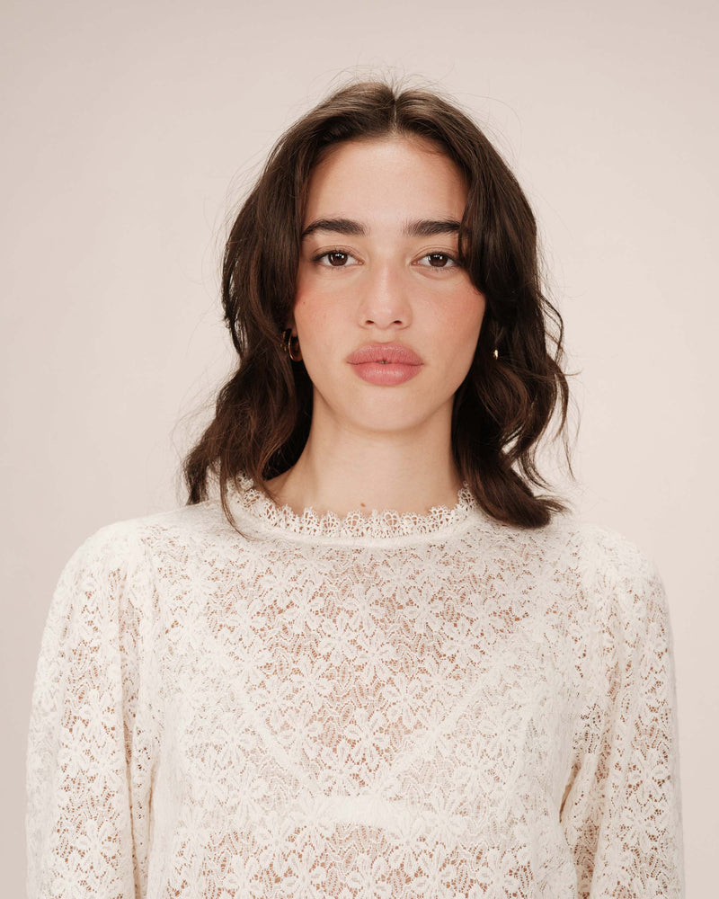Blusa Stella color crudo con cuello levantado