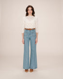 Blusa Stella color crudo con cuello levantado