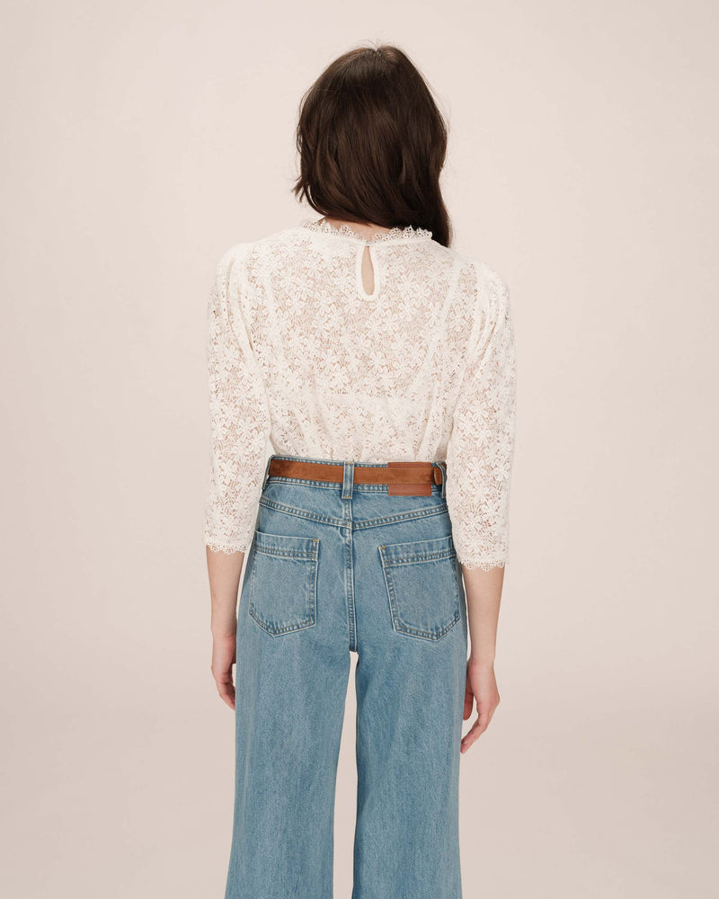 Blusa Stella color crudo con cuello levantado