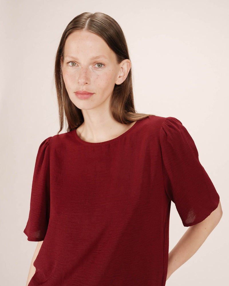 Top fluido cuello redondo Burdeos Brillo