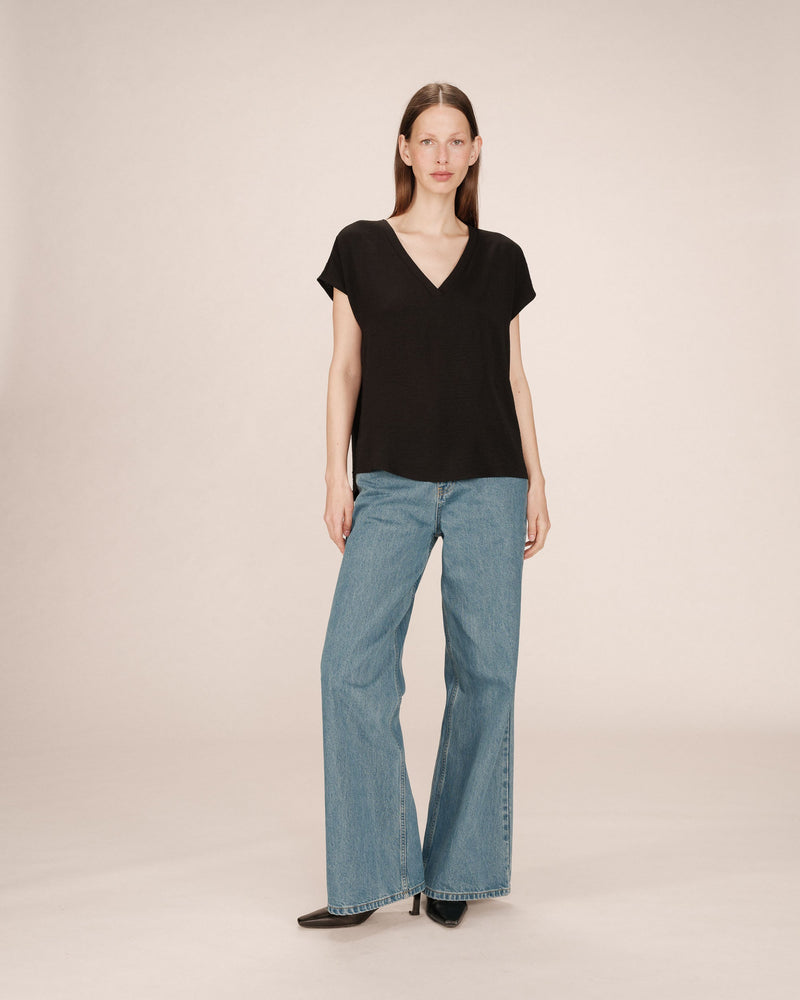 Top fluido con cuello en V Black Season