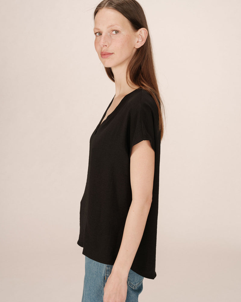 Top fluido con cuello en V Black Season