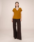 Top fluido cuello pico Temporada Ocre