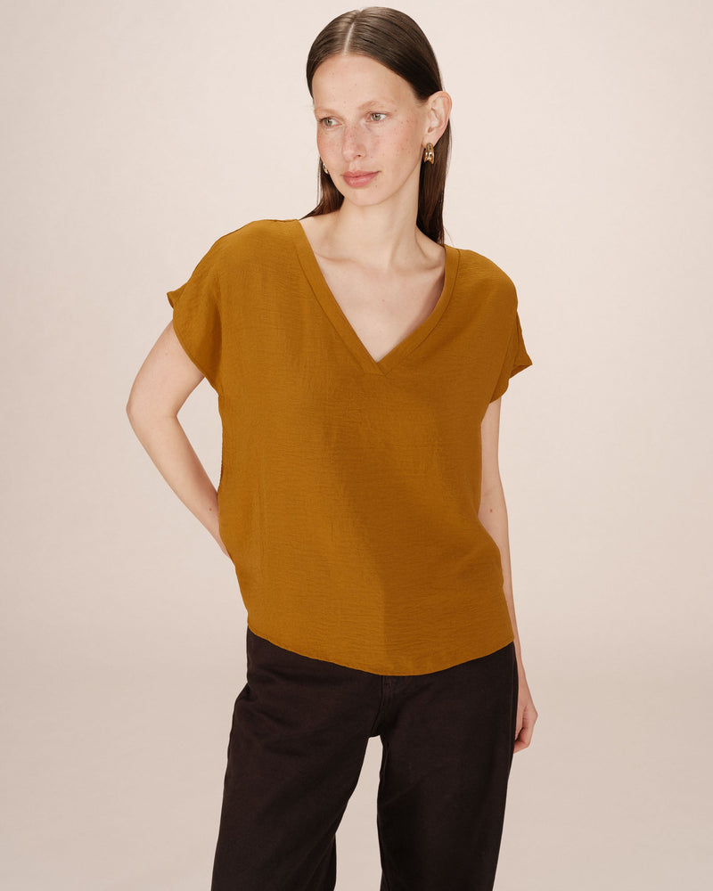 Top fluido cuello pico Temporada Ocre