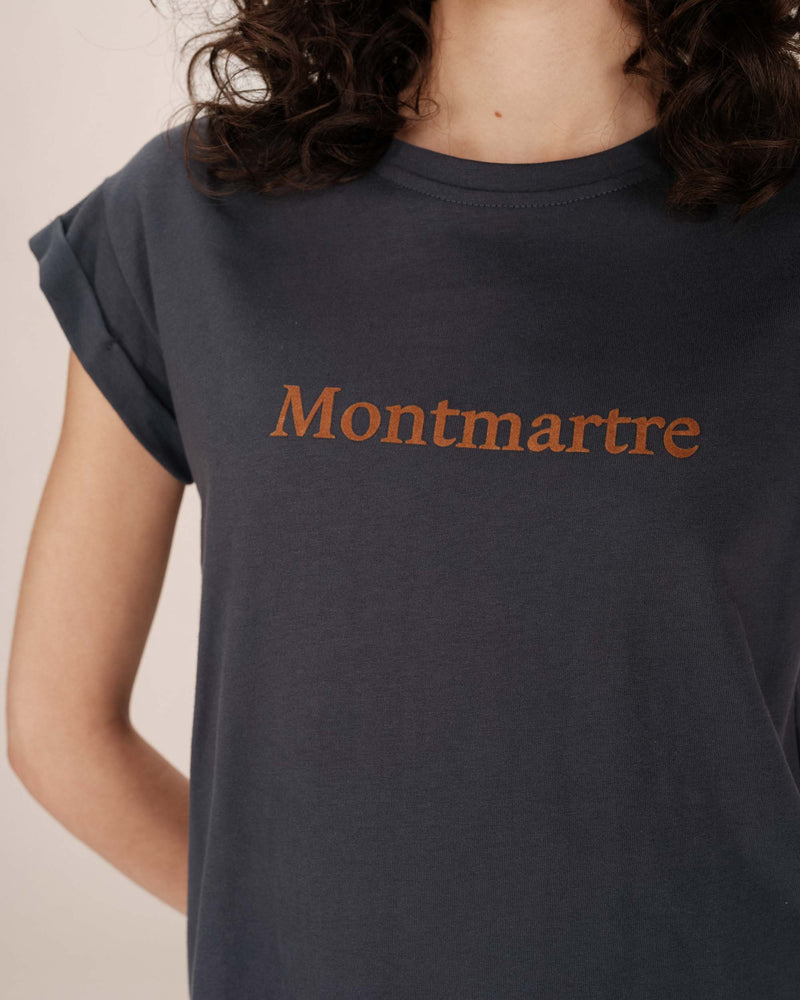 Camiseta azul marino con mensaje de Sorentino