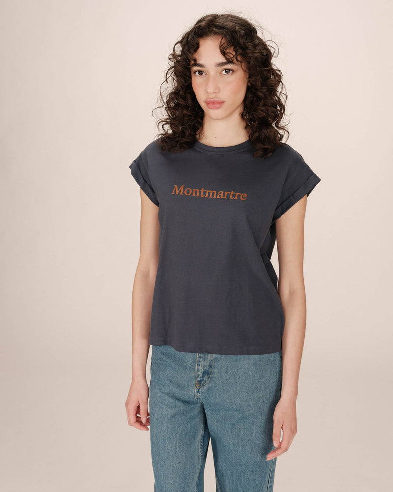 Camiseta azul marino con mensaje de Sorentino