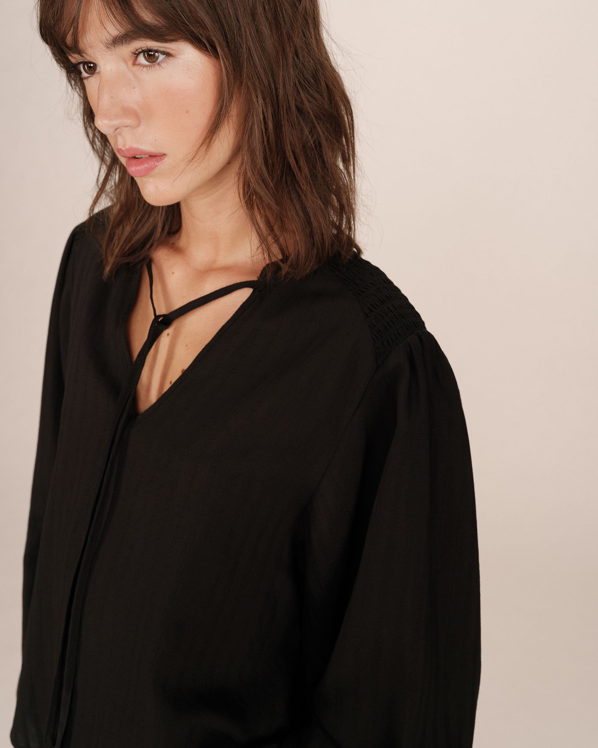 Blusa Cuello Anudado Negro Serinda
