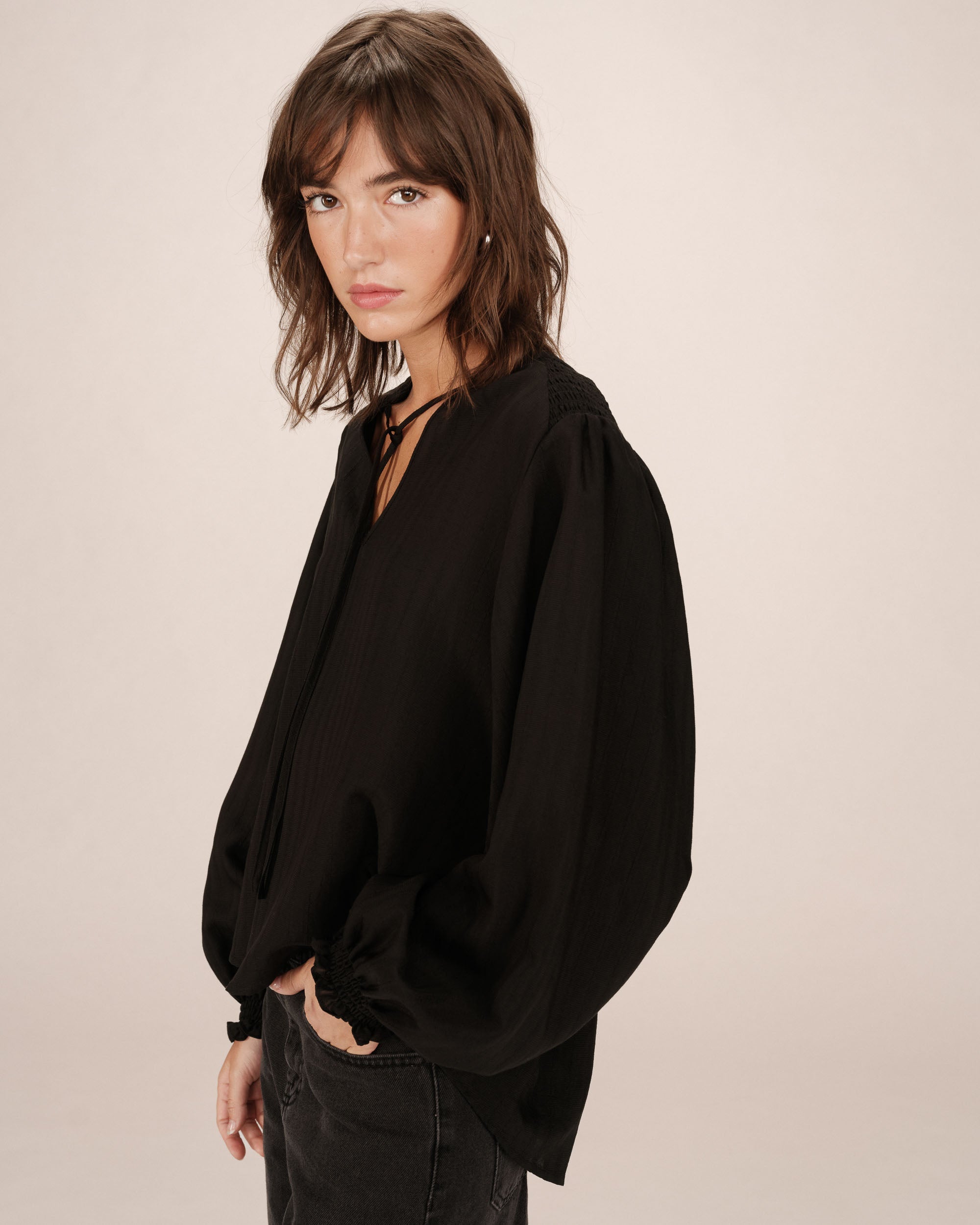 Blusa Cuello Anudado Negro Serinda