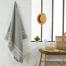 Femme utilisant une Fouta Chevron Gris - BY FOUTAS