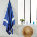 Mujer usando una Fouta Clásica Personalizable Azul Océano - BY FOUTAS