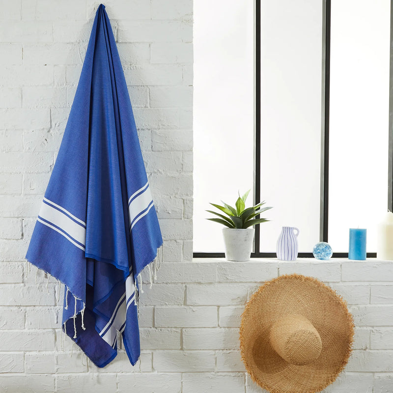 Mujer usando una Fouta Clásica Personalizable Azul Océano - BY FOUTAS