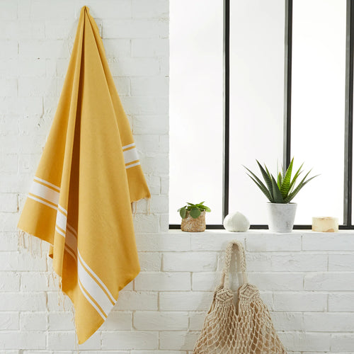 Mujer usando Fouta Clásica Amarillo Mostaza - BY FOUTAS
