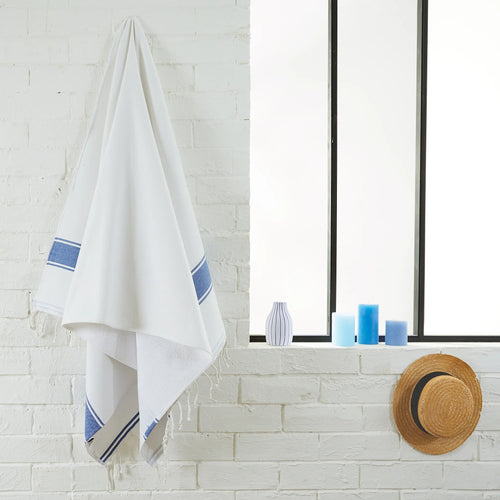 Mujer usando Fouta de esponja blanco/azul océano - BY FOUTAS