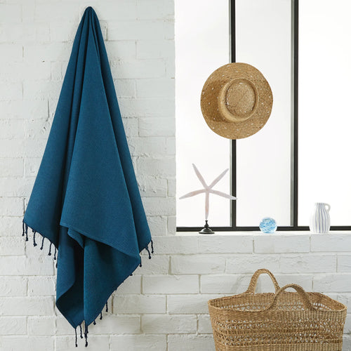 Mujer usando Fouta Esponja Azul Pato - BY FOUTAS