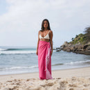 Mujer con Fouta Panal Fucsia - BY FOUTAS