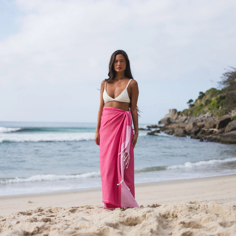 Mujer con Fouta Panal Fucsia - BY FOUTAS