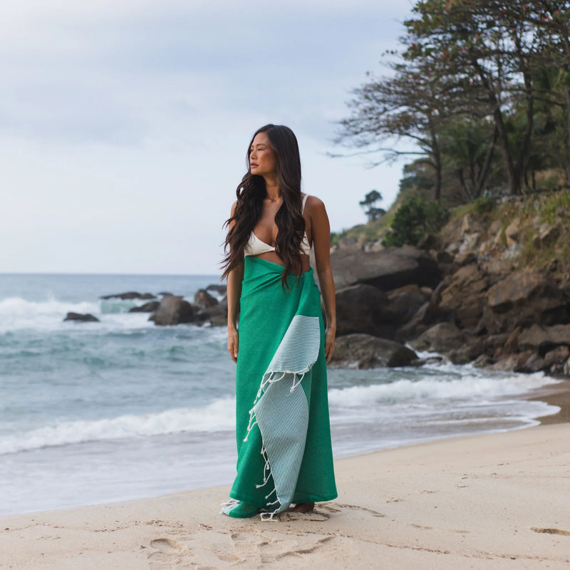 Mujer con Fouta nido de abeja verde esmeralda - BY FOUTAS
