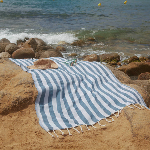 Mujer usando una Fouta Positano verde azulado - BY FOUTAS