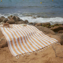 Mujer usando Fouta Positano amarillo mostaza - BY FOUTAS
