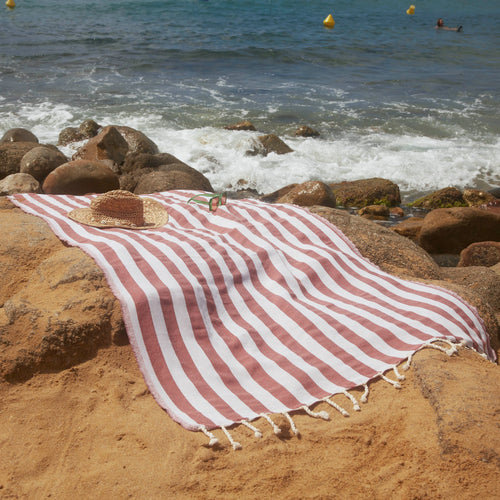 Mujer usando una Fouta Positano Terracota - BY FOUTAS
