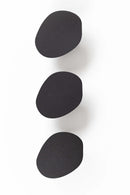 Wandhaken LOU (3er Set) in modernem, minimalistischen Design zur Aufbewahrung von Kleidung und Accessoires.