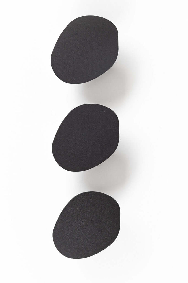 Wandhaken LOU (3er Set) in modernem, minimalistischen Design zur Aufbewahrung von Kleidung und Accessoires.
