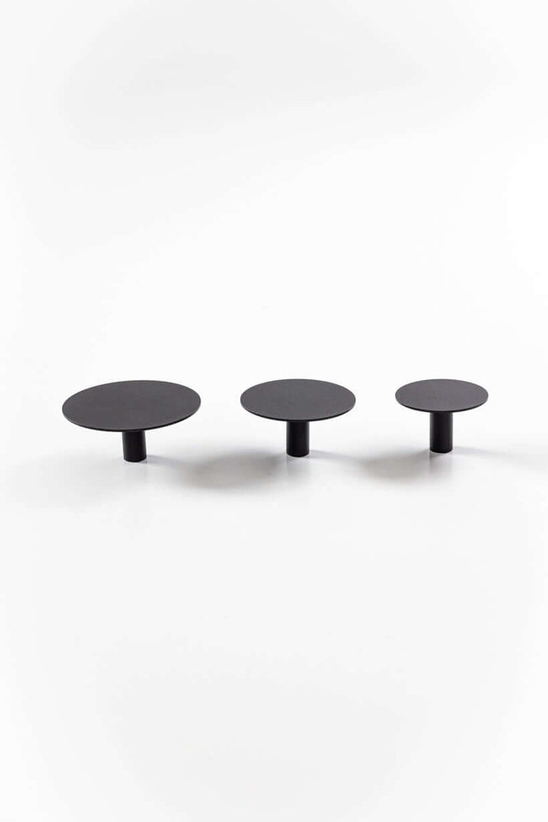 Drei moderne Wandhaken LOU in minimalistischer Formgebung auf weißem Hintergrund.