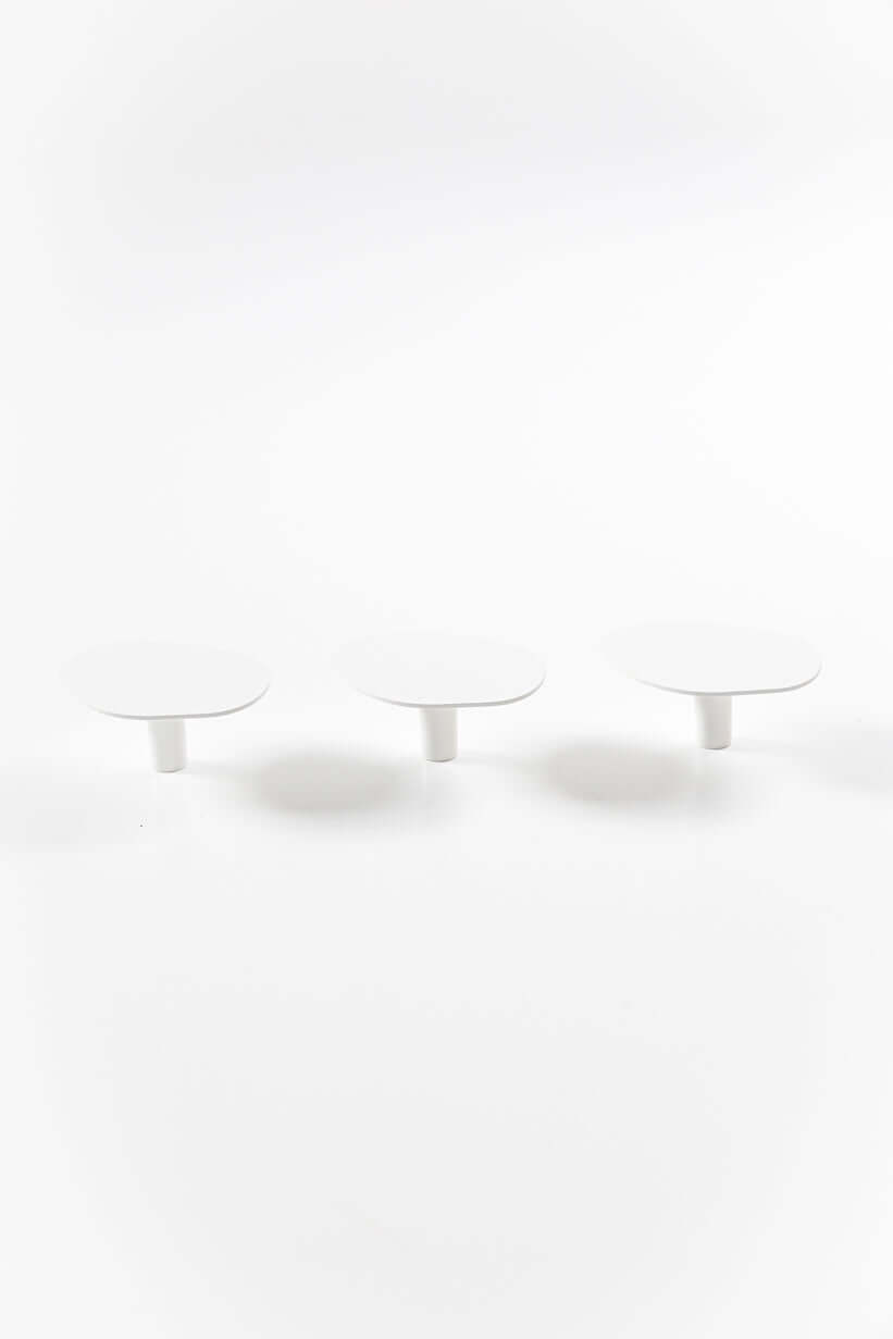 Wandhaken LOU (3er Set) in modernem minimalistischen Design, ideal zur Aufbewahrung von Kleidung und Schlüsseln.