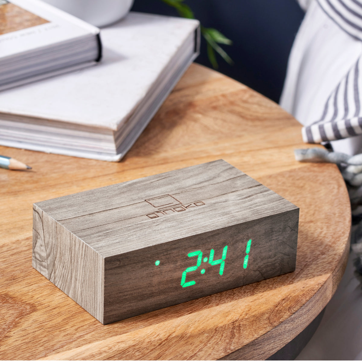 Reloj despertador Flip Click - Efecto madera de fresno blanco