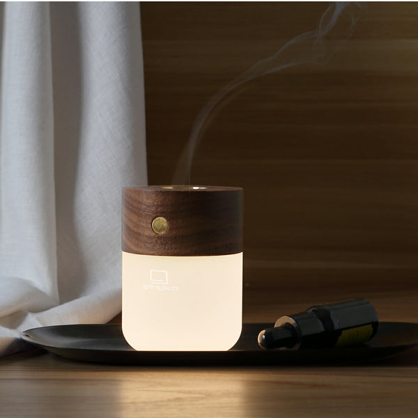 Gingko Design – Lámpara Smart Diffuser - Nogal, difusor de aceites esenciales de madera y vidrio, luz cálida, sobre bandeja negra