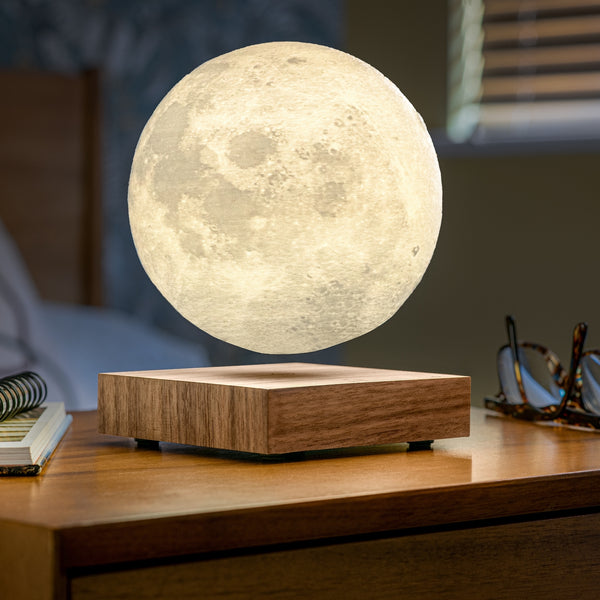 Gingko Design – Lámpara Smart Moon - Nogal Natural, lámpara de luna flotante sobre una base de madera sobre una mesita de noche
