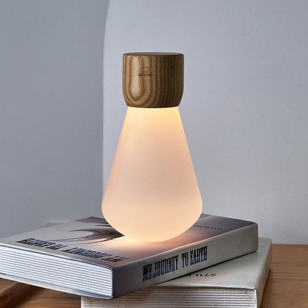 Gingko Design – Lámpara Bombilla Pentagon - Fresno Blanco - 2 Tamaños, lámpara de noche de madera y cristal esmerilado sobre libros