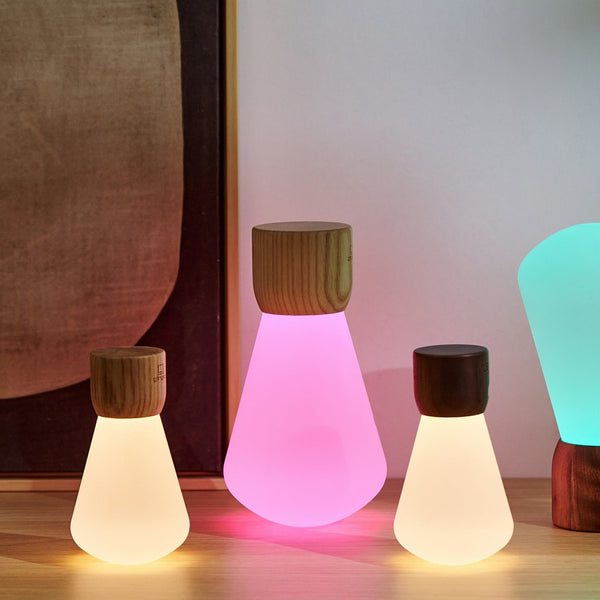 Gingko Design – Lámpara Bombilla Pentagon - Nogal Natural - 2 Tamaños, tres lámparas de noche de colores con bases de madera