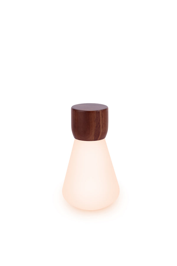 Gingko Design – Lámpara Bombilla Pentagon - Nogal Natural - 2 Tamaños, lámpara de mesa con base de madera y difusor cónico blanco