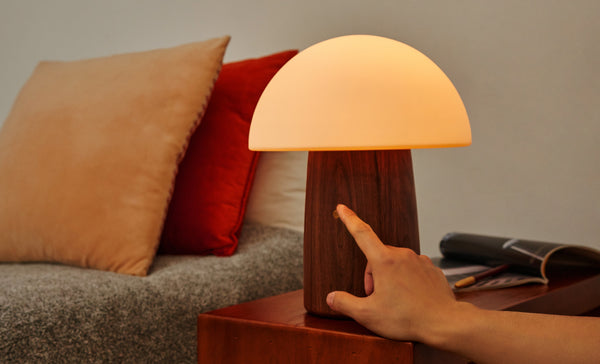 Gingko Design – Lámpara Seta Alice - Nogal Natural - 2 Tamaños, lámpara de noche seta de madera y cristal, encendida, con una mano