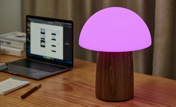 Gingko Design – Lámpara Seta Alice - Nogal Natural - 2 Tamaños, lámpara de noche de seta de madera y luz violeta sobre un escritorio