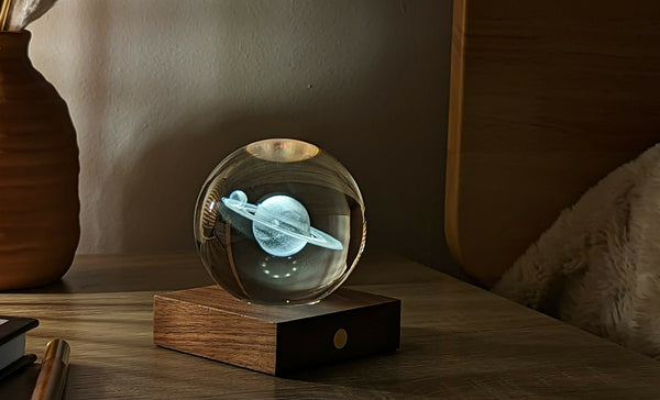 Gingko Design – Luz Amber Crystal - Saturno, bola de cristal luminosa con Saturno en 3D, colocada sobre una base de madera