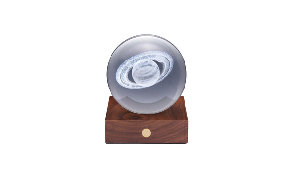 Gingko Design – Luz Amber Crystal - Saturno, bola de cristal transparente con un grabado de Saturno sobre una base de madera