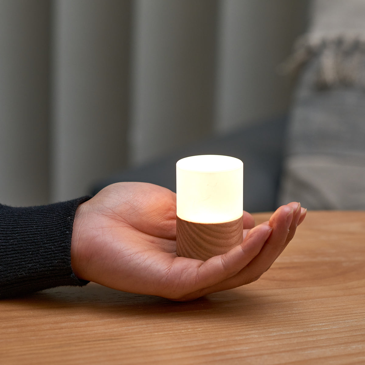Gingko Design – Lampe Lemelia - Frêne Blanc - 2 Tailles, lampe de chevet cylindrique en bois clair et diffuseur blanc, tenue dans une main