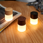 Gingko Design – Lampe Lemelia - Frêne Blanc - 2 Tailles, trois petites lampes cylindriques en bois et verre dépoli sur une table
