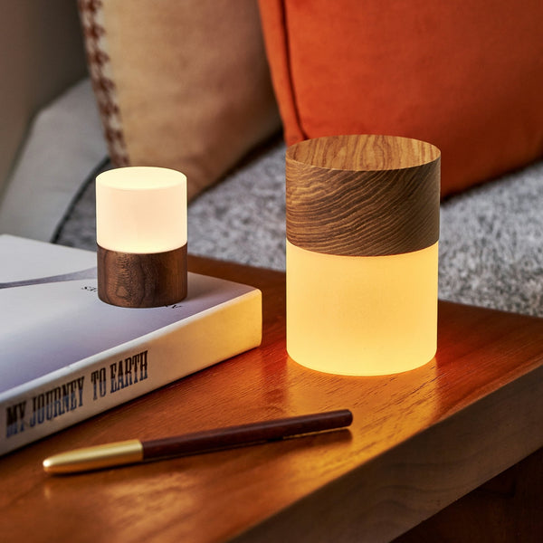 Gingko Design – Lámpara Lemelia - Fresno Blanco - 2 Tamaños, dos lámparas de noche de madera y cristal, colocadas sobre una mesa