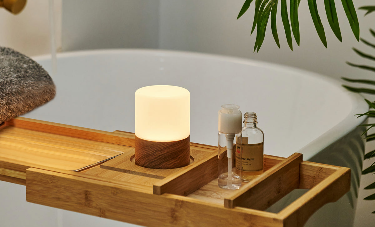 Gingko Design – Lampe Lemelia - Frêne Blanc - 2 Tailles, lampe de chevet en bois et verre, posée sur une étagère en bois