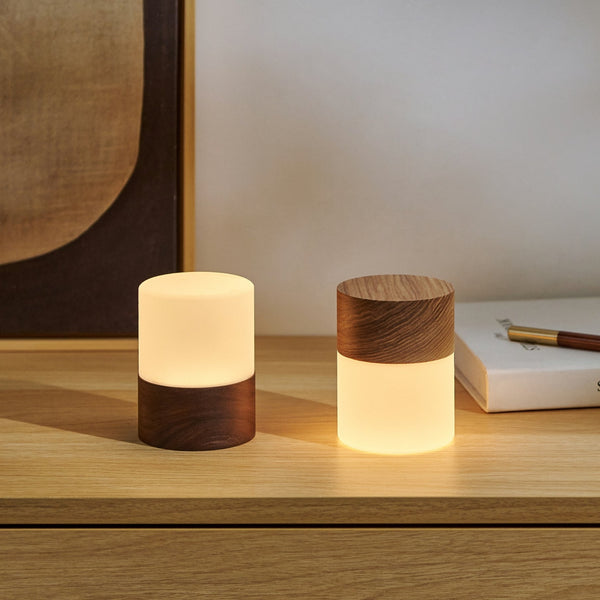 Gingko Design – Lámpara Lemelia - Nogal - 2 Tamaños, dos lámparas de noche en madera y vidrio esmerilado sobre una mesa