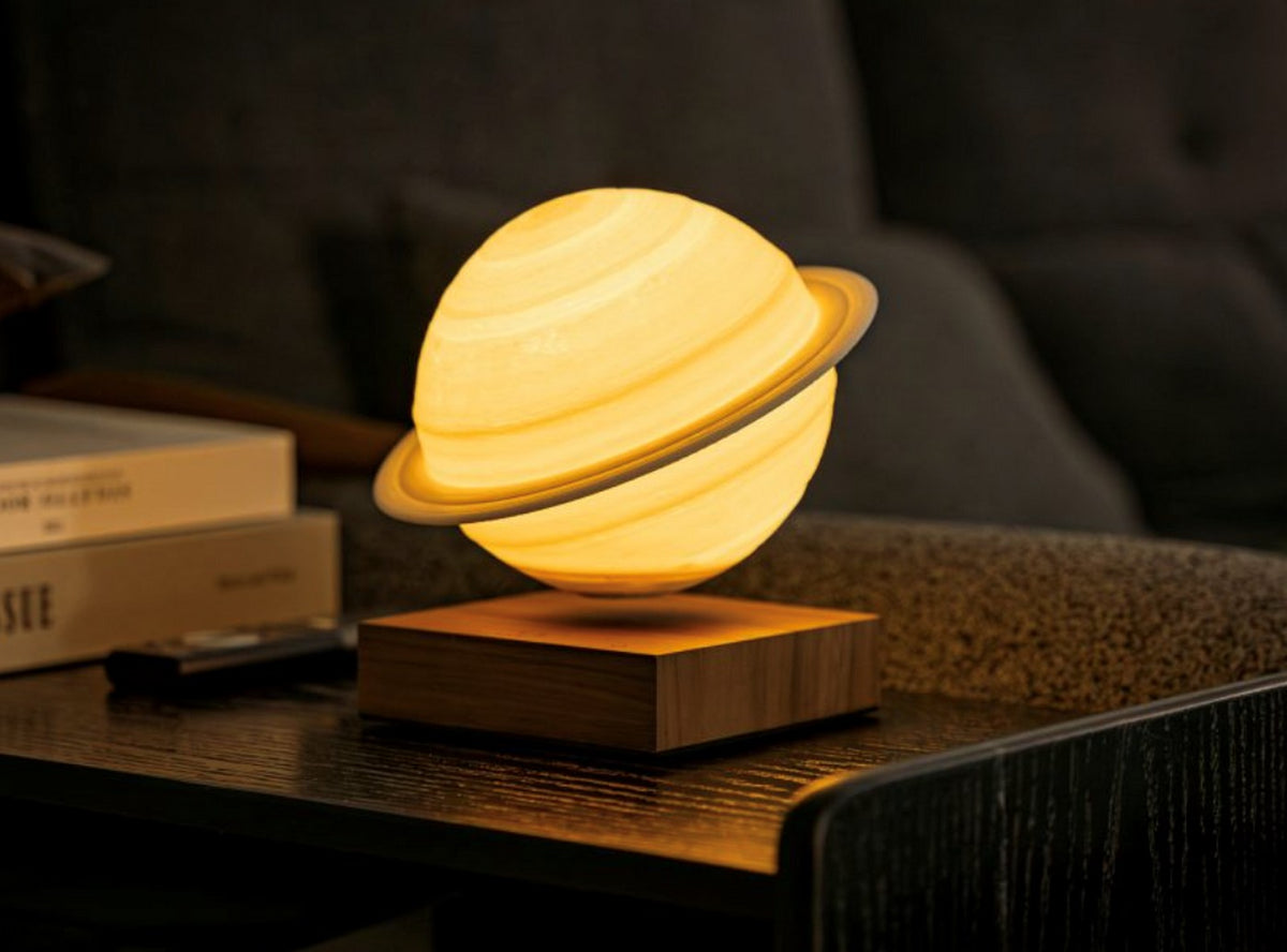 Gingko Design – Smart Saturn Lampe - Walnuss, Nachttischlampe in Form des Planeten Saturn, die über einem Holzsockel schwebt