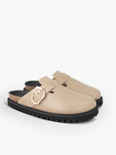 Zuecos Indiana de piel repujada color topo